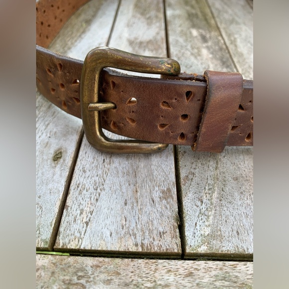 Floral Cut-Out 1” thick Belt Full Grain Strap Brassy Buckle - Picture 3 of 7